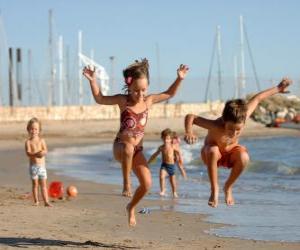 пазл Дети, играющие на пляже
